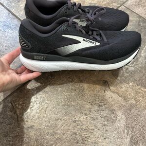 Brooks Ghost 16 Shoes women’s size 10 D (WIDE Width)